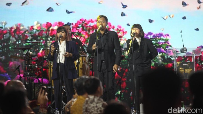 Grup musik Maliq & D’Essentials sukses membakar semangat penonton saat tampil di malam puncak Hoegeng Awards 2025 yang digelar di Auditorium Mutiara STIK-PTIK, Jakarta, Rabu (16/7/2025).