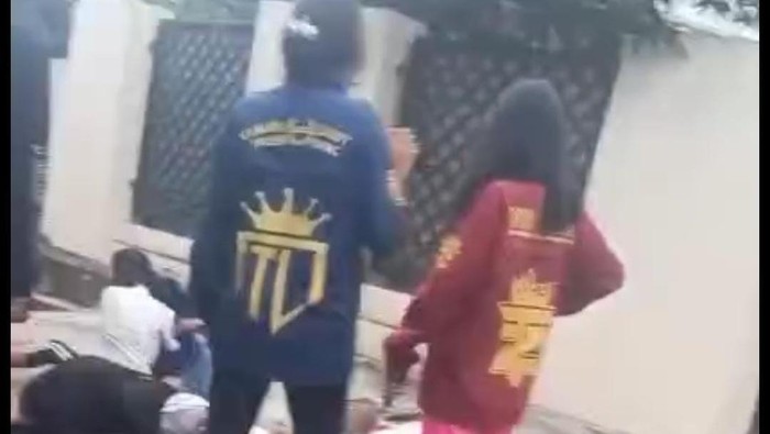 Tangkap layar video viral perkelahian remaja putri di Palembang.