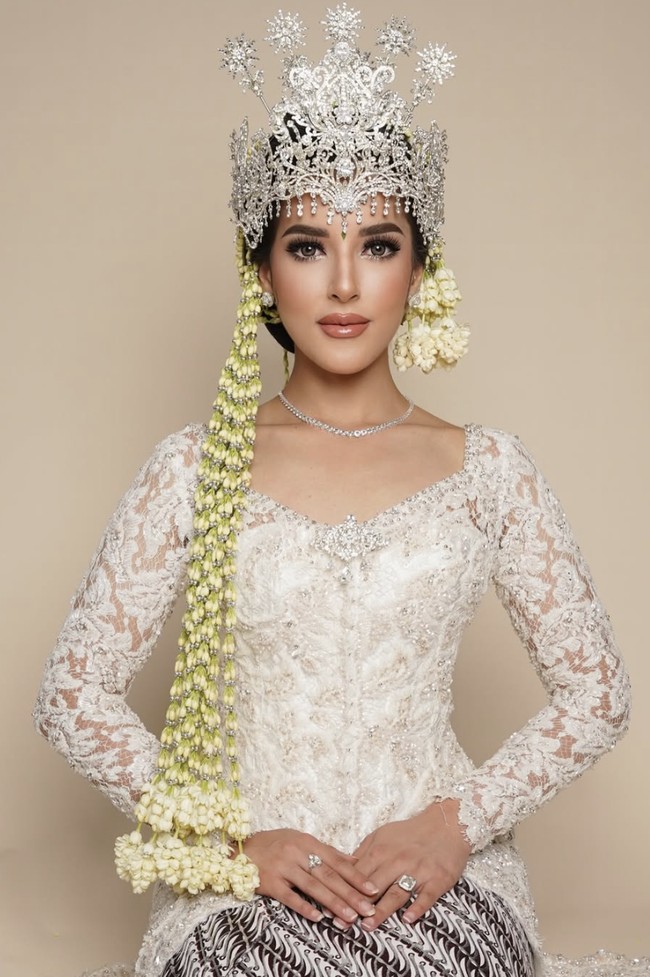Tasya mengenakan kebaya putih full brokat dengan detail payet yang memantulkan cahaya secara anggun. Penampilannya makin terlihat khas Sunda berkat padanan kain batik megamendung. Foto: dok. Instagram @tasyafarasya