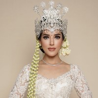 Tasya mengenakan kebaya putih full brokat dengan detail payet yang memantulkan cahaya secara anggun. Penampilannya makin terlihat khas Sunda berkat padanan kain batik megamendung. Foto: dok. Instagram @tasyafarasya