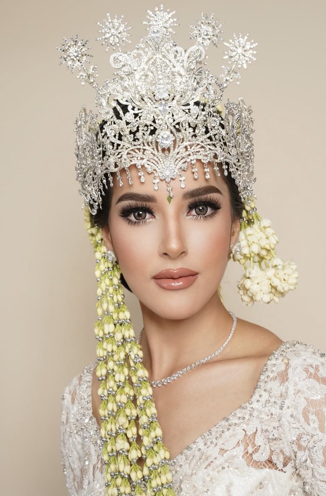 Kulit Tasya terlihat begitu mulus dan bercahaya. Kombinasi foundation dan setting spray makeup yang digunakannya menciptakan efek dewy-matte yang pas, tak berlebihan namun tetap glamor. Foto: dok. Instagram @tasyafarasya