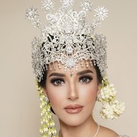 Kulit Tasya terlihat begitu mulus dan bercahaya. Kombinasi foundation dan setting spray makeup yang digunakannya menciptakan efek dewy-matte yang pas, tak berlebihan namun tetap glamor. Foto: dok. Instagram @tasyafarasya
