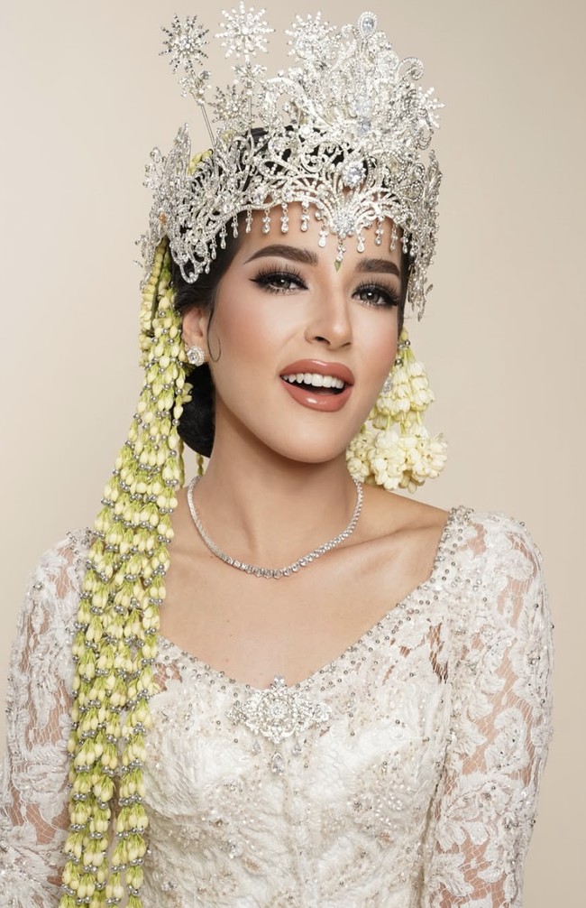 Untuk menyeimbangkan riasan mata yang bold, Tasya memilih lipstik bernuansa nude peach. Warna ini memberikan kesan hangat dan lembut, tanpa mengalahkan intensitas makeup pada mata. Foto: dok. Instagram @tasyafarasya