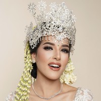 Untuk menyeimbangkan riasan mata yang bold, Tasya memilih lipstik bernuansa nude peach. Warna ini memberikan kesan hangat dan lembut, tanpa mengalahkan intensitas makeup pada mata. Foto: dok. Instagram @tasyafarasya