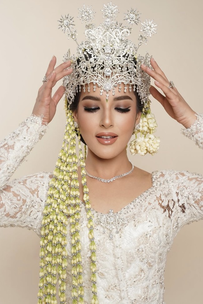 Tak hanya makeup dan busana, Tasya pun tampil lengkap dengan mahkota siger. Sigernya berasal dari desainer perhiasan Rinaldy Yunardi dan dipadukan dengan roncean melati panjang.  Foto: dok. Instagram @tasyafarasya