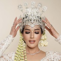 Tak hanya makeup dan busana, Tasya pun tampil lengkap dengan mahkota siger. Sigernya berasal dari desainer perhiasan Rinaldy Yunardi dan dipadukan dengan roncean melati panjang.  Foto: dok. Instagram @tasyafarasya