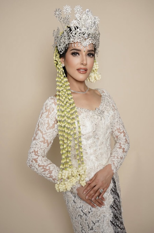 Tampil dalam balutan kebaya dan riasan adat yang elegan, aura Tasya berubah drastis. Penampilannya langsung disebut manglingi. Foto: dok. Instagram @tasyafarasya