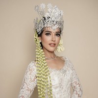 Tampil dalam balutan kebaya dan riasan adat yang elegan, aura Tasya berubah drastis. Penampilannya langsung disebut manglingi. Foto: dok. Instagram @tasyafarasya