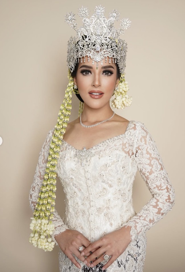 Tasya mengejutkan netizen dengan tampil bak pengantin Sunda. Meski hanya untuk konten, look-nya yang total dan autentik hingga banyak yang mengira ia jadi pengantin lagi. Foto: dok. Instagram @tasyafarasya
