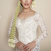 Tasya mengejutkan netizen dengan tampil bak pengantin Sunda. Meski hanya untuk konten, look-nya yang total dan autentik hingga banyak yang mengira ia jadi pengantin lagi. Foto: dok. Instagram @tasyafarasya