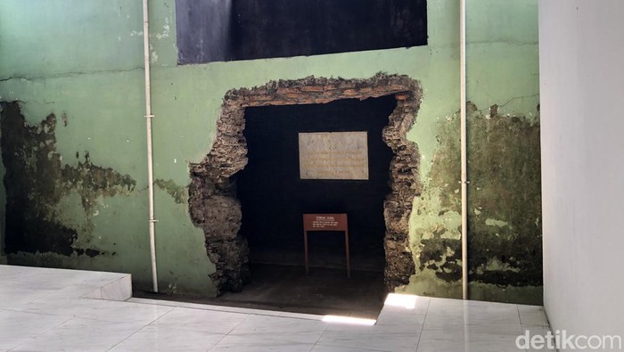 Tembok jebol saksi bisu pecahnya Perang Jawa di Museum Monumen Pangeran Diponegoro, Tegalrejo, Jogja Rabu (16/7/2025).