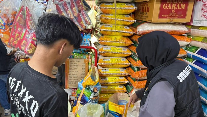 Tim Satgas Pangan Polda melakukan pengecekan dugaan beras oplosan di sejumlah tempat di Kepri. (dok. Istimewa)