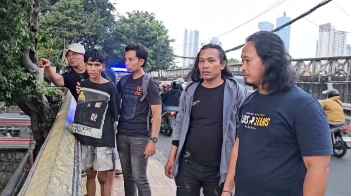 Tim Subdit Jatanras Polda Metro Jaya membawa tersangka penusukan maut di Tanah Abang ke TKP, Selasa (15/7/2025).