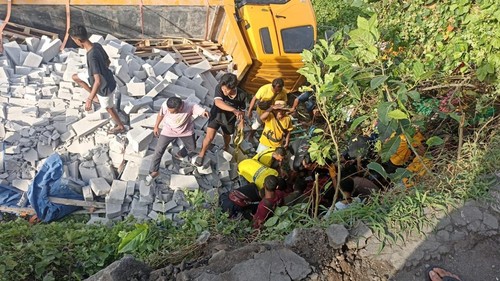 Truk bermuatan beton terguling yang menewaskan sopir bernama Suyono (45) di Jalan Bypass Ida Bagus Rai Mantra, Selasa (15/7/2025). (dok. BPBD Denpasar)