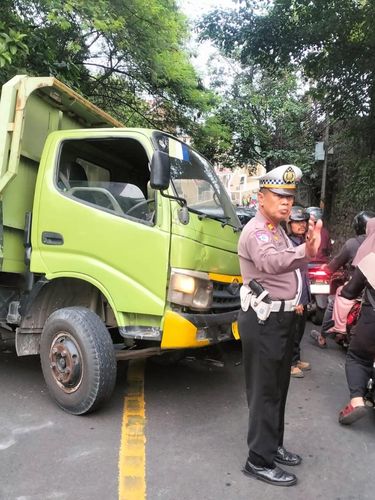 Truk muatan hebel terguling dan menimpa mobil di tanjakan Sawangan, Depok, Rabu (16/7/2025).