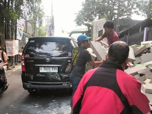 Truk Hebel Terguling Timpa Mobil di Tanjakan Sawangan, Lalin Macet