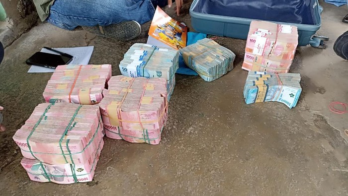 Uang tunai sekitar Rp 1 miliar yang disita dari rumah buronan Kejati Jakarta di Gunungkidul.
