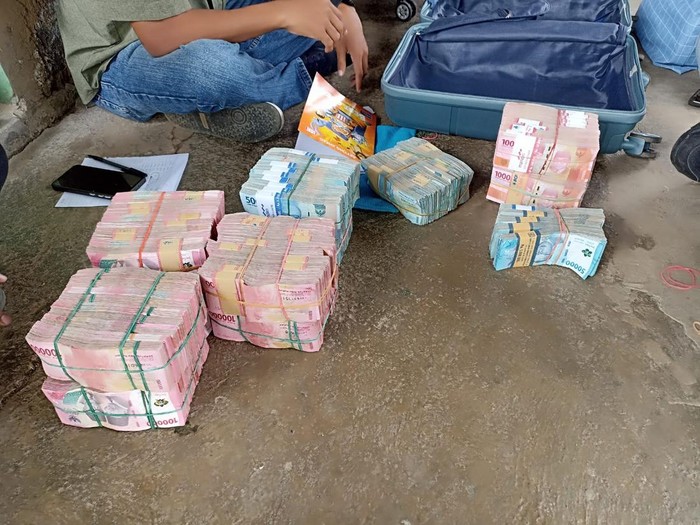 Uang tunai sekitar Rp 1 miliar yang disita dari rumah buronan Kejati Jakarta di Gunungkidul.