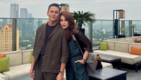 Ussy Sulistiawaty mau mengucapkan terima kasih ke Andhika Pratama, terutama soal cintanya yang makin ugal-ugalan. Terima kasih Andhika Pratama untuk hari ini. 18 tahun berjalan dan masa yang akan datang. Kurangku yang selalu kamu lebih-lebihkan dan cintamu yang semakin ugal-ugalan, tulisnya di Instagram, yang dilihat Rabu (16/7/2025). (Foto: dok Instagram ussypratama)