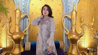 Di usia 44 tahun, Ussy Sulistiawaty ingin menikmati setiap waktu hidup yang dijalani. Semoga makin menua makin bahagia amin YRA, tulisnya. (Foto: dok Instagram ussypratama)