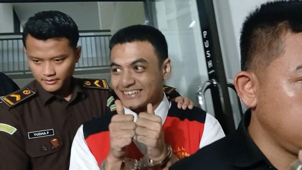 Senyum Merekah Vadel Badjideh Usai Sidang Atas Laporan Nikita Mirzani