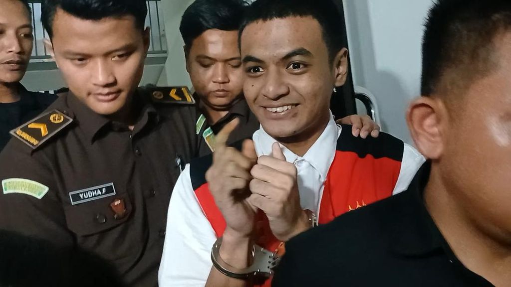 Vadel Badjideh Tebar Senyum Usai Sidang Dugaan Asusila Anak Nikita Mirzani