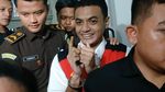 Senyum Merekah Vadel Badjideh Usai Sidang Atas Laporan Nikita Mirzani
