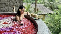 Menikmati makanan dengan pemandangan alam yang asri dilakukan Violentina saat ke Bali. Sarapan sambil berendam bersama bunga dan menikmati kukis serta teh hangat jadi pembuka harinya. Foto: Instagram/violentina.kaif