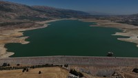 Pemandangan drone menunjukkan Danau Qaraoun, waduk terbesar di Lebanon, yang sedang mengalami kekeringan di dekat Desa Qaraoun, Lebanon, Rabu (9/7/2025). Waduk ini mengalami kekeringan paling parah yang pernah tercatat. (REUTERS/Litani River National Authority) 