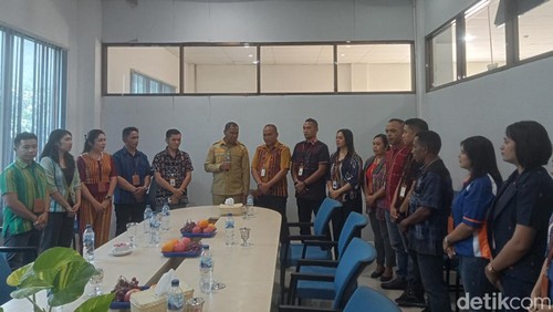 Wakil Gubernur NTT, Johni Asadoma mengunjungi Kantor Bank Cabang Larantuka, Rabu siang (16/7/2025). (Yurgo Purab)