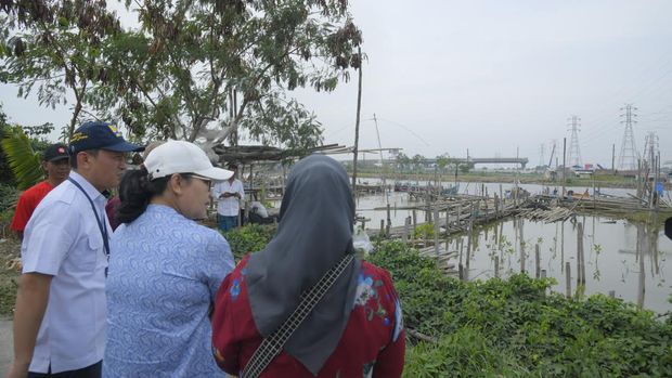 Wali Kota Semarang, Agustina Wilujeng Pramestuti meninjau kawasan Tambakrejo. Foto diunggah Rabu (16/7/2025).