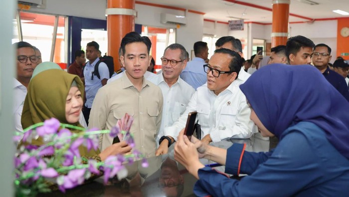 Wamenaker Dampingi Wapres Tinjau Penyaluran BSU