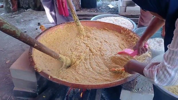 Warga di Desa Larangan, Kecamatan Lohbener, Kabupaten Indramayu kompak membuat bubur Sura yang sudah mentradisi