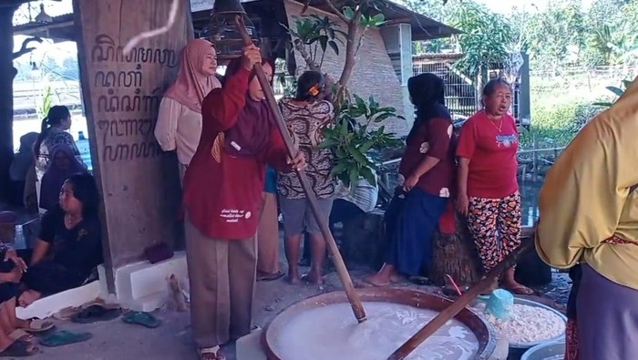 Warga di Desa Larangan, Kecamatan Lohbener, Kabupaten Indramayu kompak membuat bubur Sura yang sudah mentradisi