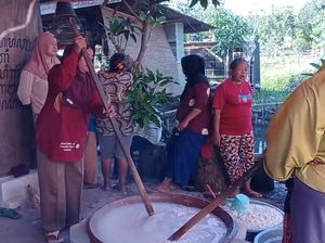 Warga Desa Larangan Kompak Masak Bubur Sura Sambut 1 Sura