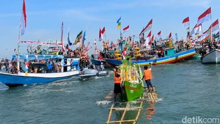 Warga Pasuruan menggelar Petik Laut