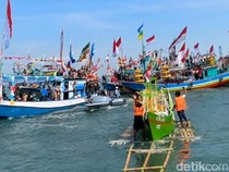 Ratusan Warga Larung Kepala Sapi di Tradisi Petik Laut Pasuruan