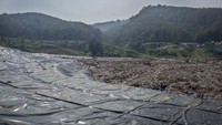 Zona 5 ini dibangun di atas lahan seluas 6,3 hektare dan dilengkapi dengan sistem sanitary landfill, yaitu metode pengelolaan sampah modern yang lebih ramah lingkungan dan mengurangi potensi pencemaran. Dengan dioperasikannya zona ini, usia pakai TPA Sarimukti diperkirakan dapat diperpanjang hingga 2,5 tahun ke depan. ANTARA FOTO/Abdan Syakura