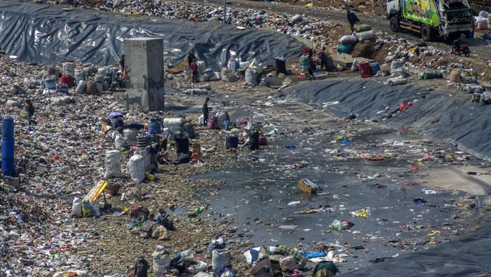 Pemulung memilah sampah plastik di zona perluasan atau zona 5 Tempat Pembuangan Akhir (TPA) Sarimukti, Cipatat, Kabupaten Bandung Barat, Jawa Barat, Rabu (16/7/2025). Pemerintah Provinsi Jawa Barat mulai mengoperasikan zona 5 TPA Sarimukti yang mengusung sistem sanitary landfill seluas 6,3 hektare dan diharapkan dapat memperpanjang usia pakai TPA itu hingga 2,5 tahun ke depan. ANTARA FOTO/Abdan Syakura