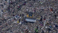 Pemerintah Provinsi Jawa Barat menyatakan bahwa pengoperasian zona 5 ini merupakan langkah darurat sekaligus strategis untuk mengatasi krisis daya tampung sampah yang sempat terjadi akibat volume sampah yang terus meningkat dari kawasan perkotaan. ANTARA FOTO/Abdan Syakura