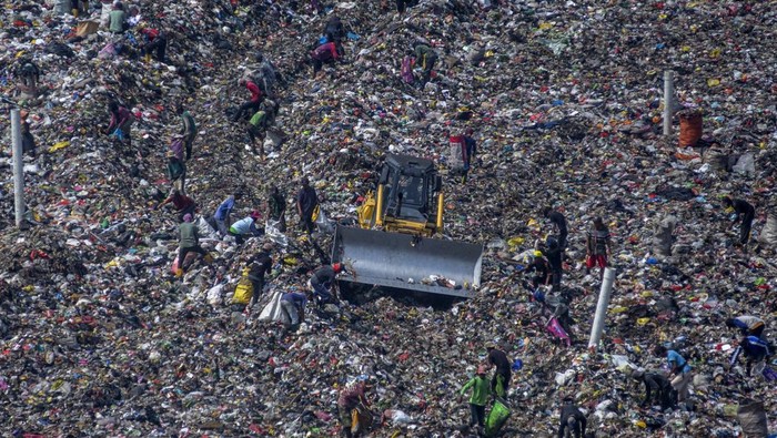 Zona 5 TPA Sarimukti Resmi Beroperasi, Sampah Jabar Punya Tempat Baru Pemulung memilah sampah plastik di zona perluasan atau zona 5 Tempat Pembuangan Akhir (TPA) Sarimukti, Cipatat, Kabupaten Bandung Barat, Jawa Barat, Rabu (16/7/2025). Pemerintah Provinsi Jawa Barat mulai mengoperasikan zona 5 TPA Sarimukti yang mengusung sistem sanitary landfill seluas 6,3 hektare dan diharapkan dapat memperpanjang usia pakai TPA itu hingga 2,5 tahun ke depan. ANTARA FOTO/Abdan Syakura
