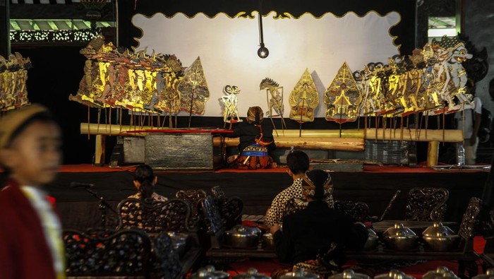 Sejumlah dalang cilik berlatih memainkan lakon wayang sebelum tampil pada Pentas Dalang Bocah Nusantara 2025 di Pendopo Taman Budaya Jawa Tengah (TBJT) Solo, Jawa Tengah, Kamis (17/7/2025). Acara yang diikuti 159 dalang anak-anak dari berbagai daerah di Indonesia tersebut digelar sebagai upaya membangun budi pekerti dan adab anak sekaligus regenerasi pelaku seni pertunjukan wayang kulit sebagai warisan budaya Nusantara. ANTARAFOTO/Maulana Surya/tom. *** Local Caption ***