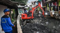 Suku Dinas Sumber Daya Air (SDA) Jakarta Pusat melakukan pengerukan sedimentasi anak Kali Krukut sepanjang 1 kilometer dengan kedalaman 2-3 meter sebagai upaya mengatasi banjir di wilayah tersebut. ANTARA FOTO/Sulthony Hasanuddin