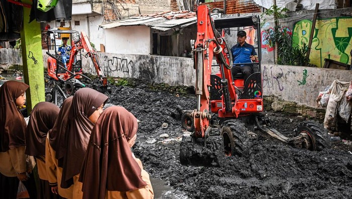 Operator menggunakan alat berat mengeruk sedimentasi di aliran Kali Krukut, Kebon Melati, Jakarta, Kamis (17/7/2025). Suku Dinas Sumber Daya Air (SDA) Jakarta Pusat melakukan pengerukan sedimentasi anak Kali Krukut sepanjang 1 kilometer dengan kedalaman 2-3 meter sebagai upaya mengatasi banjir di wilayah tersebut. ANTARA FOTO/Sulthony Hasanuddin