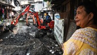 Tumpukan lumpur dan material sedimen yang dibersihkan kemudian diangkut menggunakan truk untuk dibuang ke lokasi penampungan. Warga sekitar menyambut baik pengerukan ini, mengingat kawasan tersebut kerap menjadi langganan banjir saat curah hujan tinggi. ANTARA FOTO/Sulthony Hasanuddin