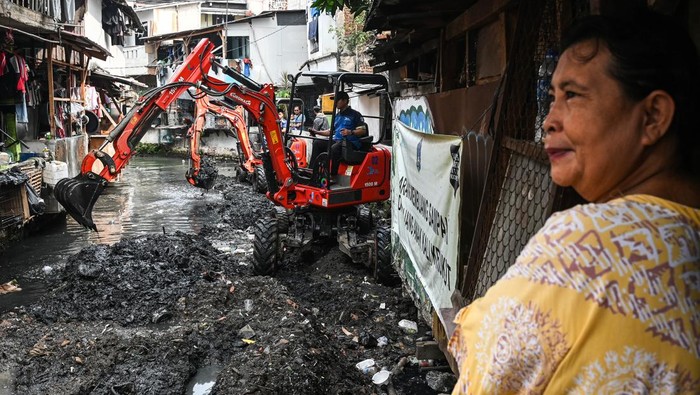 Operator menggunakan alat berat mengeruk sedimentasi di aliran Kali Krukut, Kebon Melati, Jakarta, Kamis (17/7/2025). Suku Dinas Sumber Daya Air (SDA) Jakarta Pusat melakukan pengerukan sedimentasi anak Kali Krukut sepanjang 1 kilometer dengan kedalaman 2-3 meter sebagai upaya mengatasi banjir di wilayah tersebut. ANTARA FOTO/Sulthony Hasanuddin