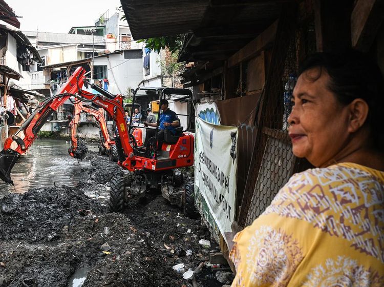 Alat Berat Turun Tangan, Kali Krukut Dibersihkan dari Lumpur