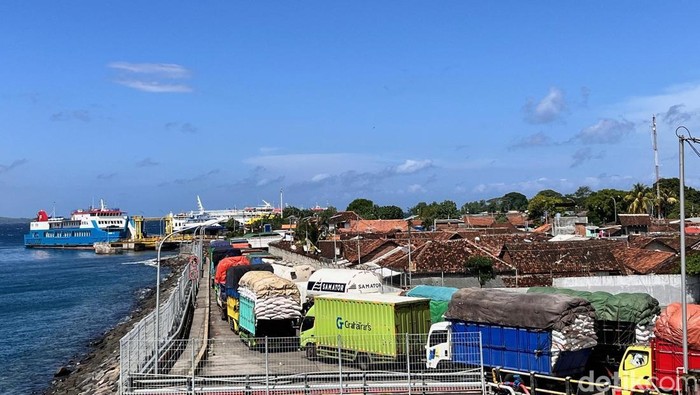Antrian kendaraan masuk ke kapal di dermaga LCM Pelabuhan Ketapang