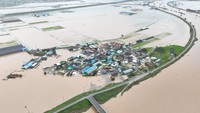 Foto udara menunjukkan banjir yang disebabkan hujan deras di Yesan, Korea Selatan, Kamis (17/7/2025). Total curah hujan lebih dari 400 mm sejak Rabu menyebabkan tanah longsor dan evakuasi lebih dari 100 orang. (Yonhap via REUTERS)  