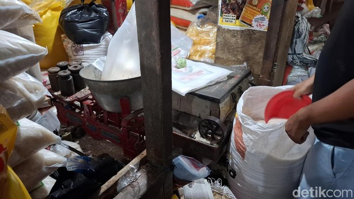 Suasana lapak pedagang beras di Pasar Beringharjo, Jogja, Kamis (17/7/2025).
